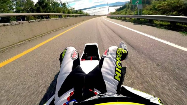 Roger Hickey dévale une pente à 160km/h en street luge