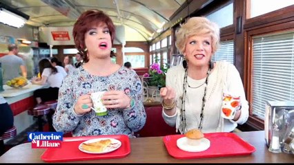 Dans un sketch, Catherine et Liliane dénoncent le sexisme à la télé - Regardez