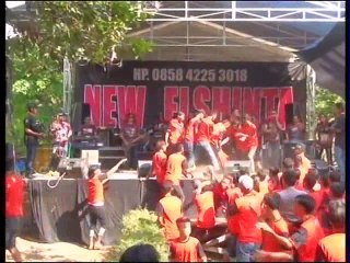 Lagi asyik joged dihajar massa di atas panggung