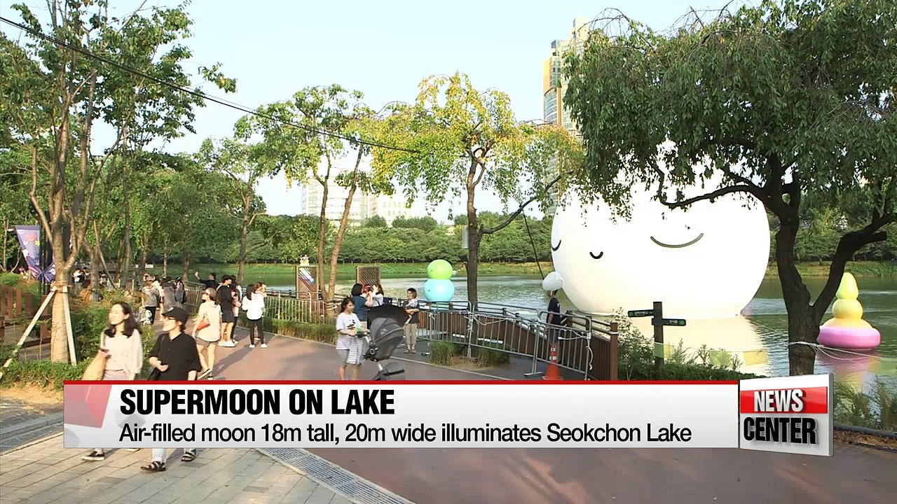Making Chuseok wishes upon 'Supermoon' at Seokchon Lake