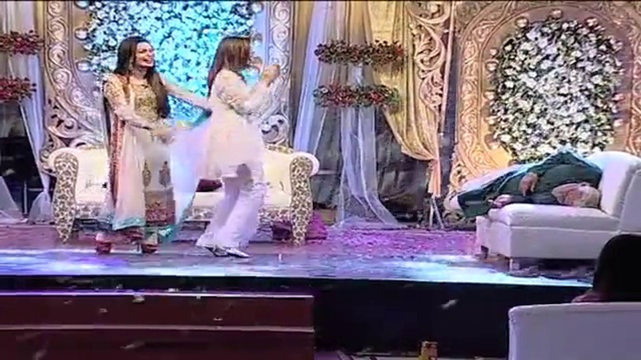 Check the Reaction of Om Puri on Mehwish Hayat’s Entry - Video Dailymotion