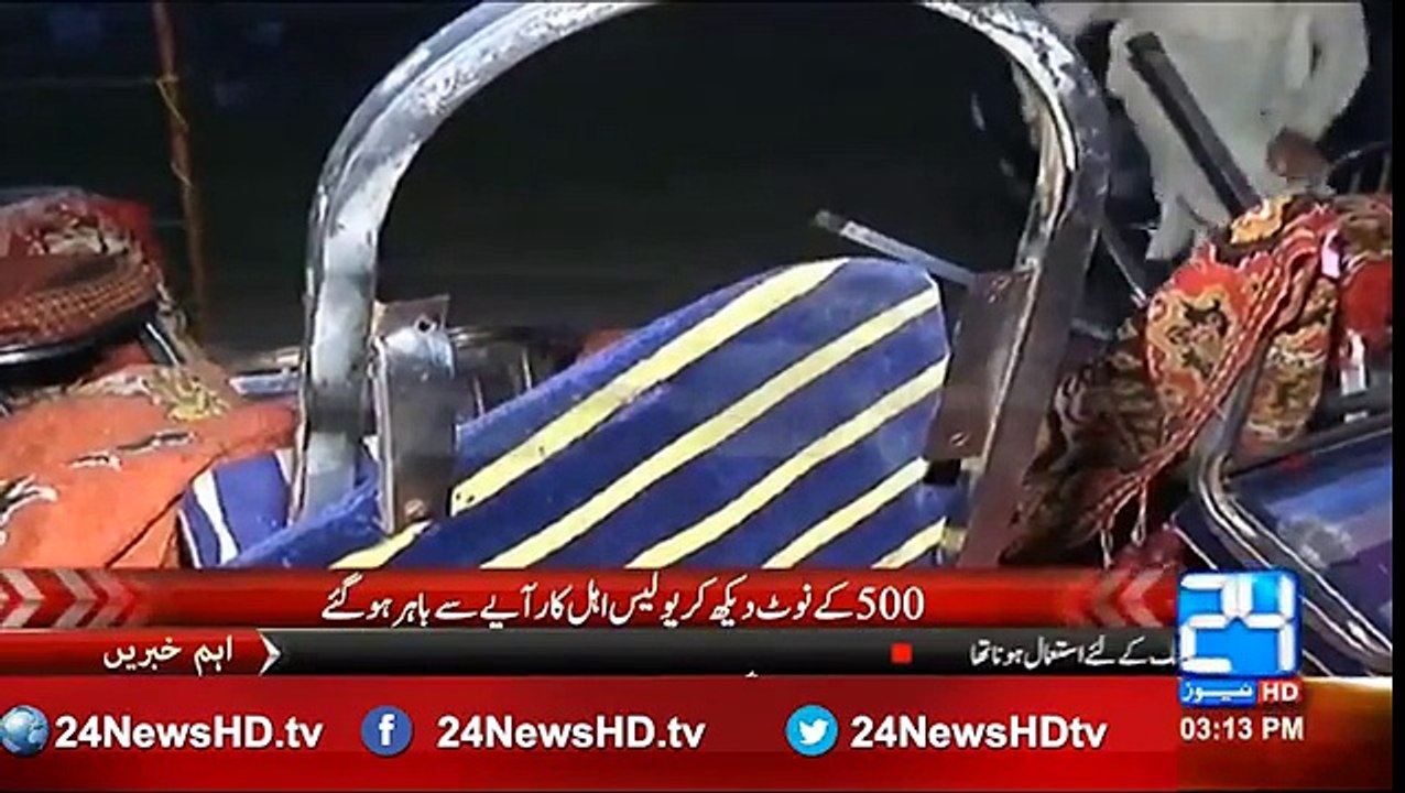 [Exclusive Video] Police officers collecting notes instead of doing their duty in Gujranwala