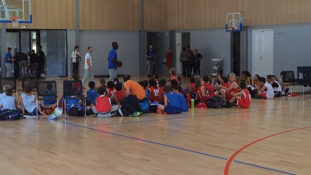 Tony Parker à la rencontre de jeunes basketteurs nantais