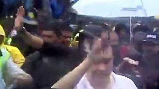 Rishi Kapoor Slaps Journalist & Misbehaves With Fans