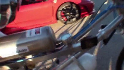 Ferrari Vs Vélo... Regardez qui gagne haut la main!