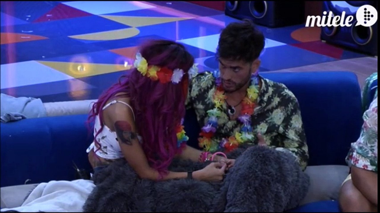 Clara y Pablo conversación durante la fiesta hawaiana GH17