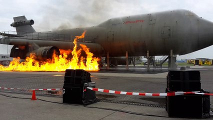 Vliegtuig in brand tijdens super burendag.