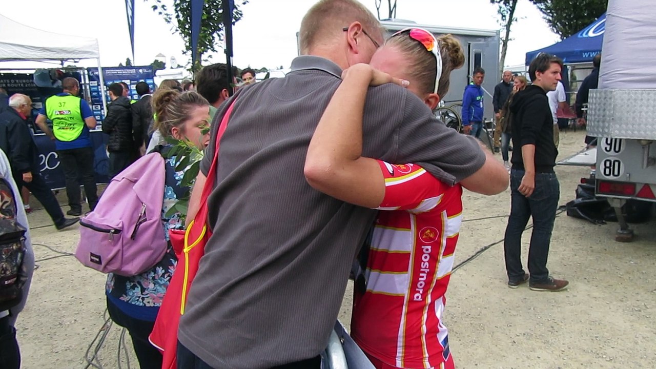 Médaillée d'argent, Cecilie Ludwig est en pleurs dans les bras de son père