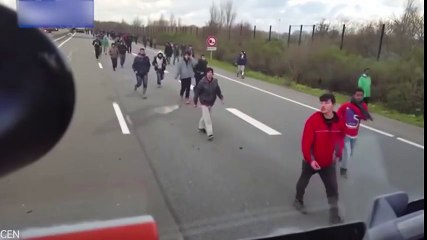 Wściekły kierowca i imigranci w Calais