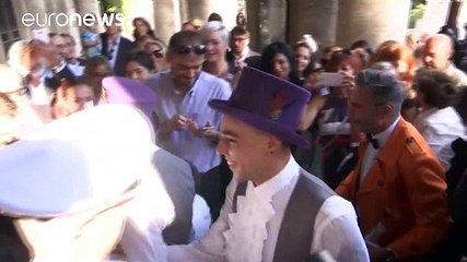 Virginia Raggi celebra la prima unione civile gay di Roma