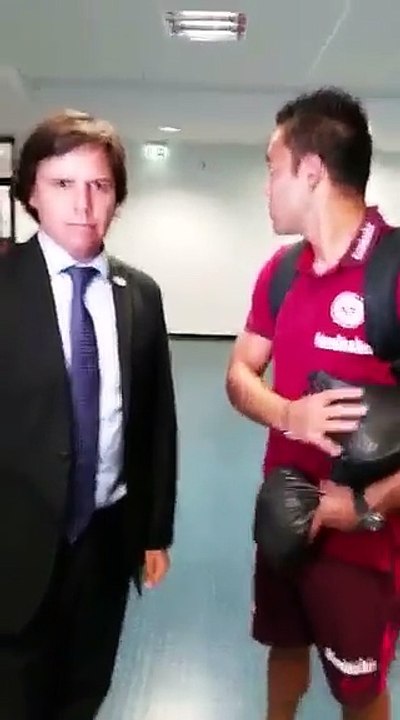 Marco Fabián en los pasillos
