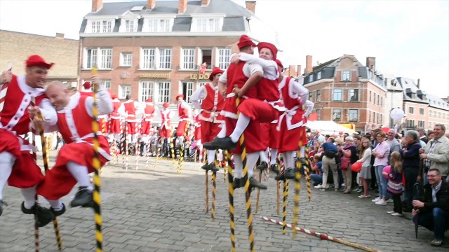 Fêtes de Wallonie à Namur: combat des échasseurs place du théâtre