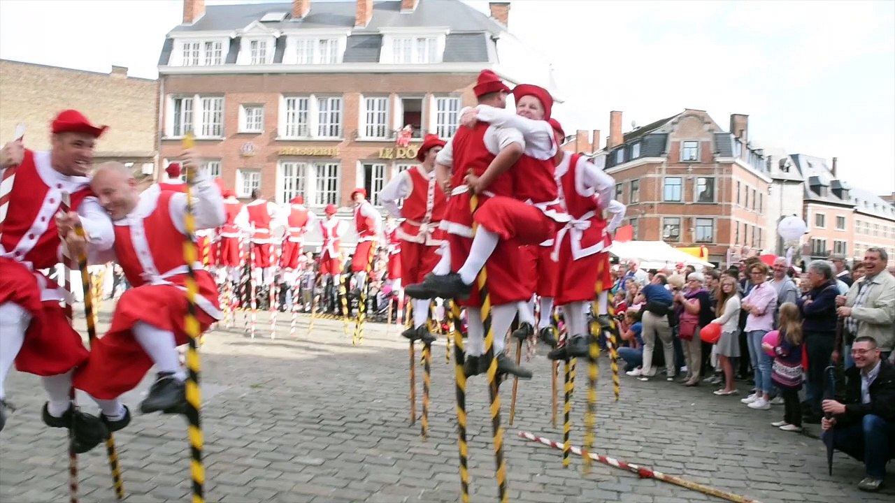 Fêtes de Wallonie à Namur: combat des échasseurs place du théâtre