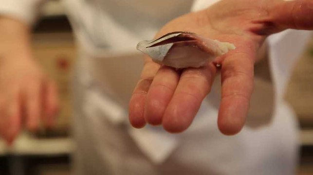 Voici comment les maîtres sushi... font des sushis