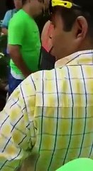 Es bander ko dekho mazy le raha ha