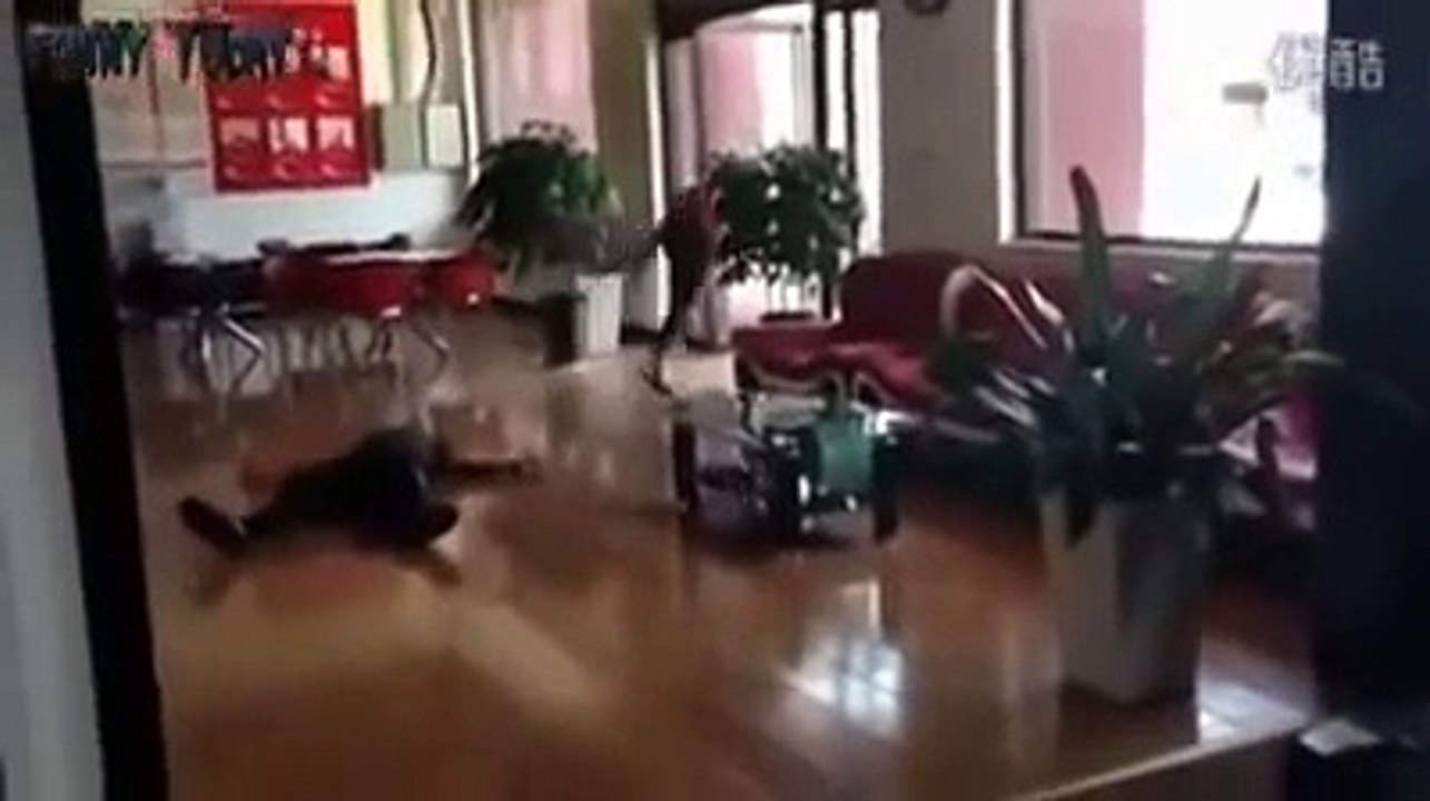 انه الهبل ياسادة هههههه ( سوف تندم ان لم تشاهد هذه المقاطع في هذا الفيديو )