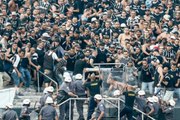 Torcida do Corinthians entra em confronto com a PM