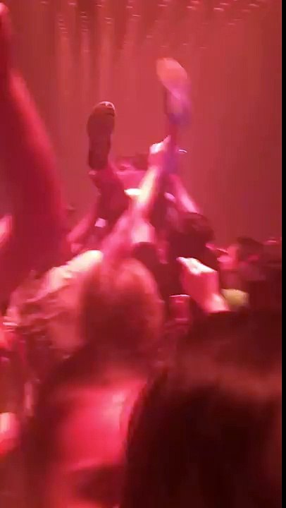 14 YEAR OLD CROWD SURFING AT KANYE WEST SAINT PABLO TOUR