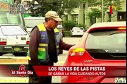 Los reyes de la pista: se ganan la vida cuidando autos