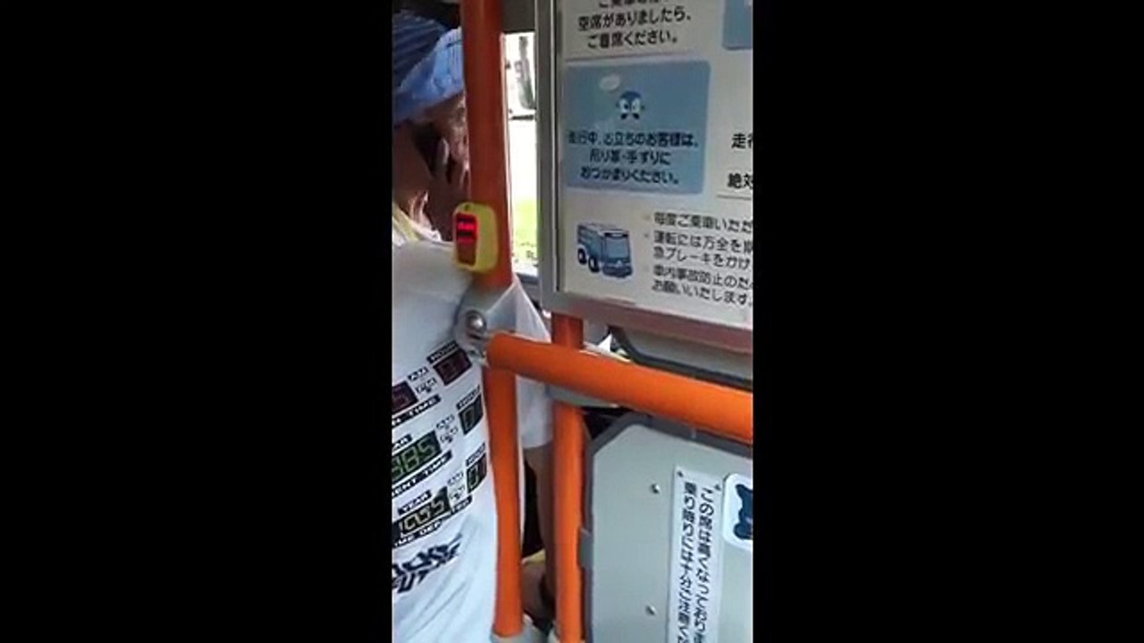 バス運転手にクレームをつける老人に乗客達がブチギレ→老人を無理やり降ろす　9月17日 【Twitterで話題】