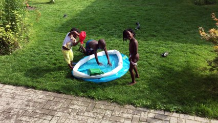 De kinderen spelen in het kinderbadje