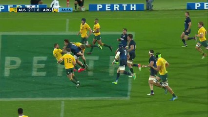 Quade Cooper se fait asseoir par Facundo Isa