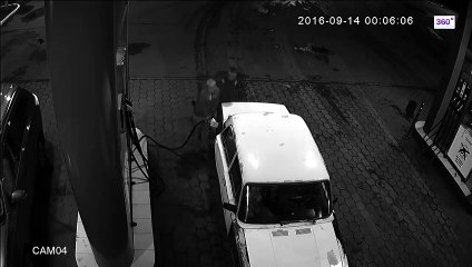 Il sort son briquet pendant que son pote met de l’essence dans sa voiture