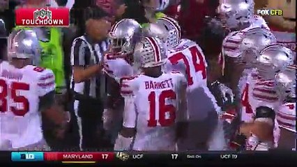 Un joueur de foot US marque un touchdown en attrapant le ballon dans le dos de son adversaire