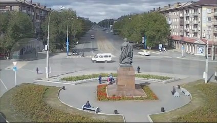 Une camionnette oublie de tourner à un rond point et évite de justesse des passants