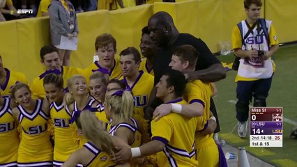 Shaquille O'Neal soulève une pom-pom girl
