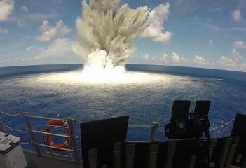 La marine américaine teste son nouveau navire en envoyant des explosifs à proximité.