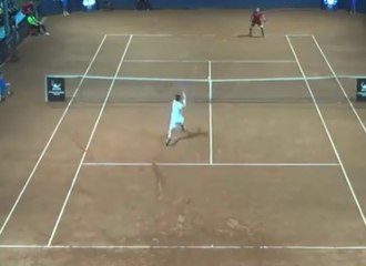 Un tennisman fait une superbe feinte sur un smash!