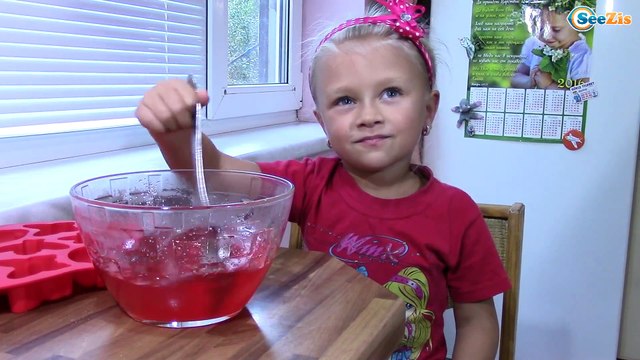 Ярослава готовит разноцветное ЖЕЛЕ - КОТЕНОК Видео для детей