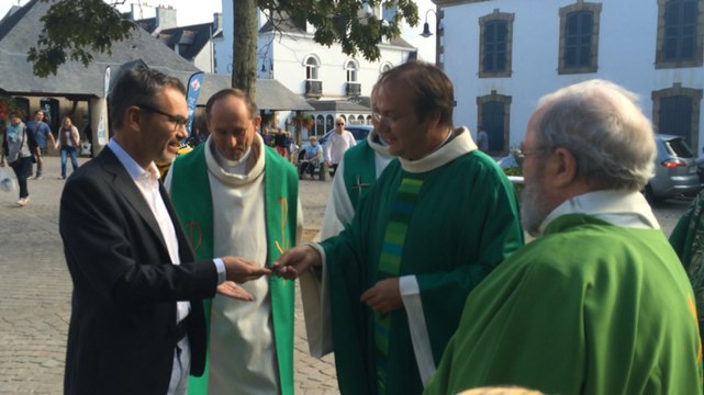 Les clefs de l'église remise au nouveau curé