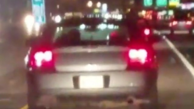 Un policier zigzag avec sa voiture de fonction