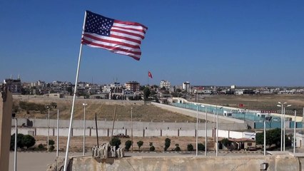 اعلام اميركية ترفع شمال بلدة تل ابيض في شمال سوريا