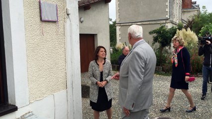 Jean Wecksler dévoile la plaque commémorative en l'honneur de Jean et Rachel Lamargie.