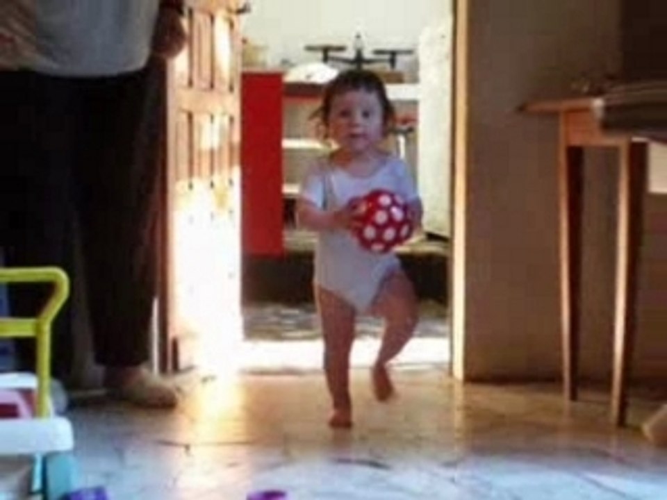 Laure joue au ballon 14 mois