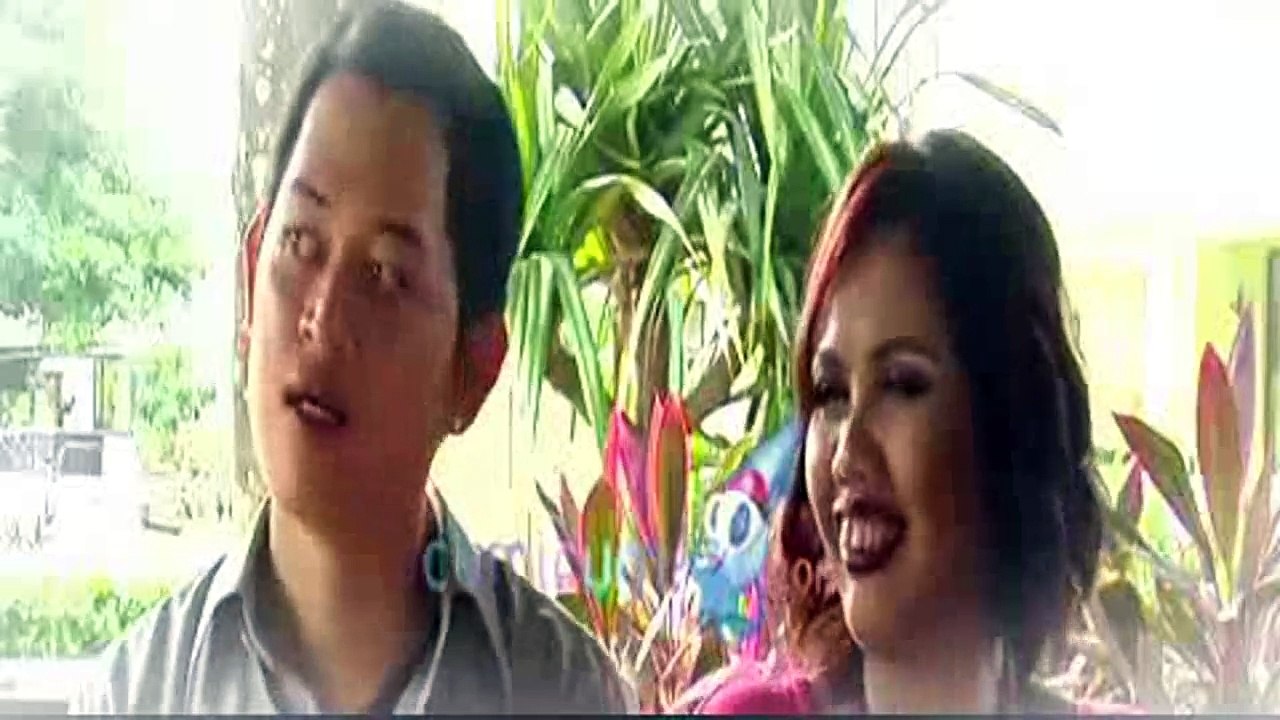 Elly Sugigi Tampil Elegan Saat Jadi Model Fashion Show - Gosip artis hari ini 24 Maret 2016