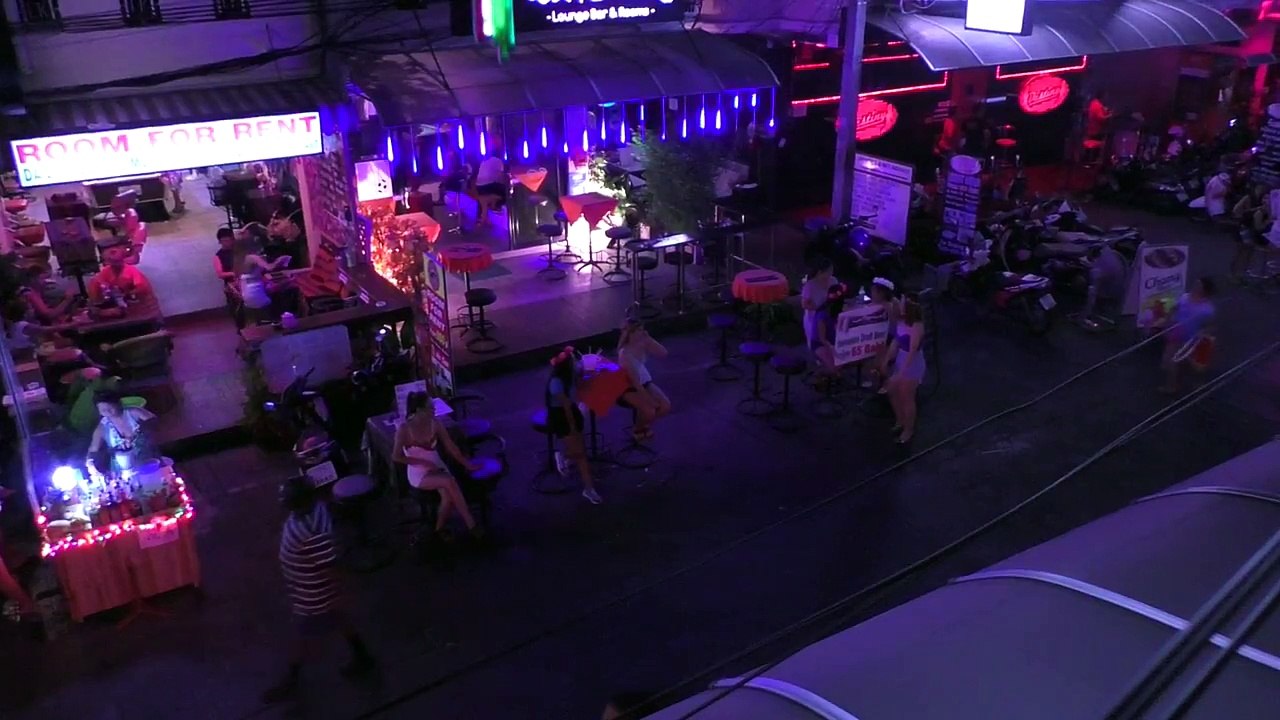 Sexy Thai bar girls - Lk Metro, Pattaya Thailand