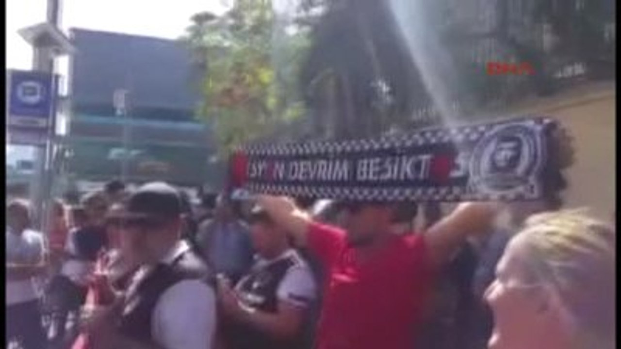 Beşiktaş?ın Ünlü Taraftar Grubu Çarşı da Tarık Akan?ın Cenazesine Katılanlar Arasındaki Yerini Aldı.