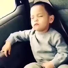 Guardate cosa fa questo bambino!