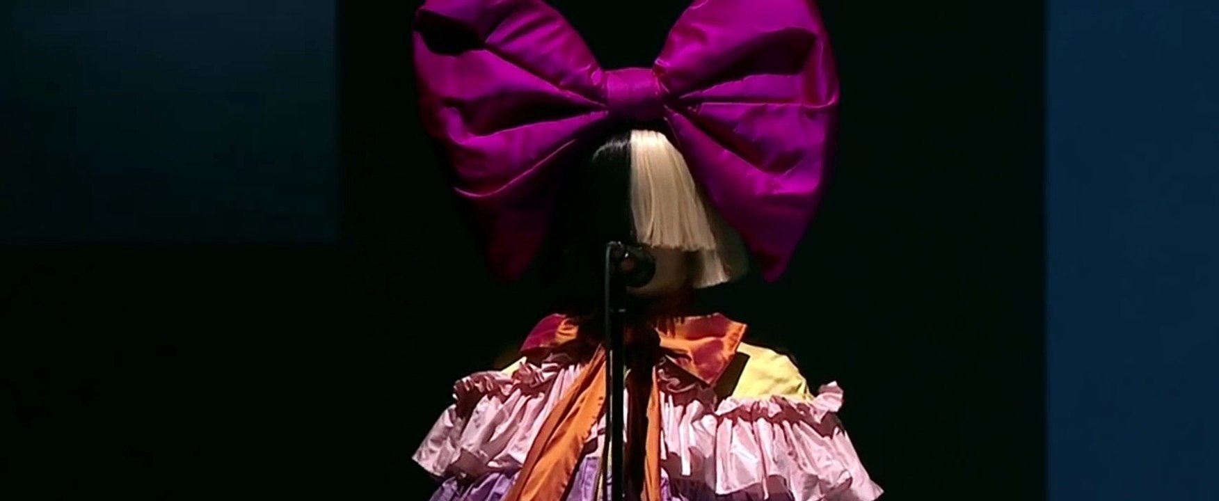 Sia - The Greatest - Live 2016 (Apple Events )