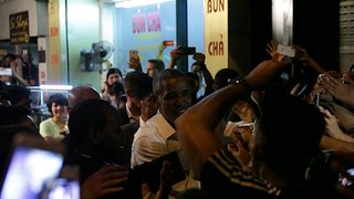 Barack Obama bắt tay người dân sau khi ăn bún chả ở Hà Nội