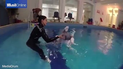 Trẻ 6 tháng tuổi bị ném xuống nước tập bơi