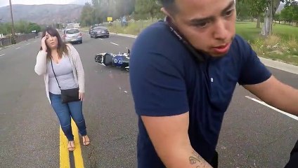 Un motard sort un piolet de son pantalon après s’être crashé