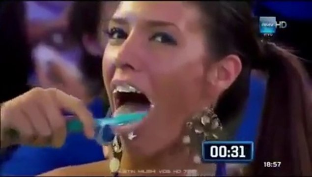 Un jeu où les filles se font brosser les dents