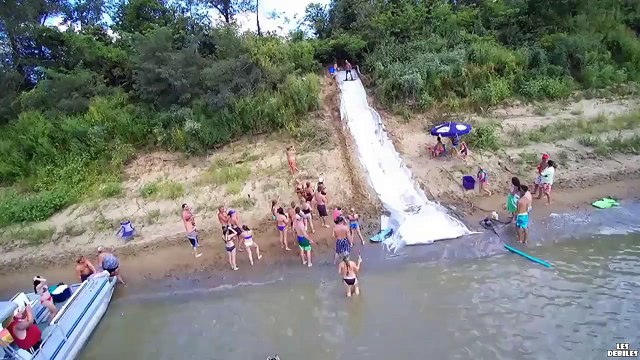 Régis sur un surf pendant ses vacances