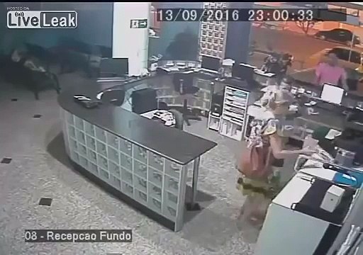 Reflexe d'un employé qui sauve la vie d un bébé! Bravo au gars!