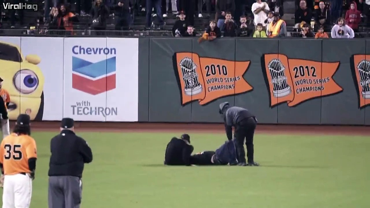 Cet agent de sécurité se casse la jambe en plaquant un fan qui court sur le terrain